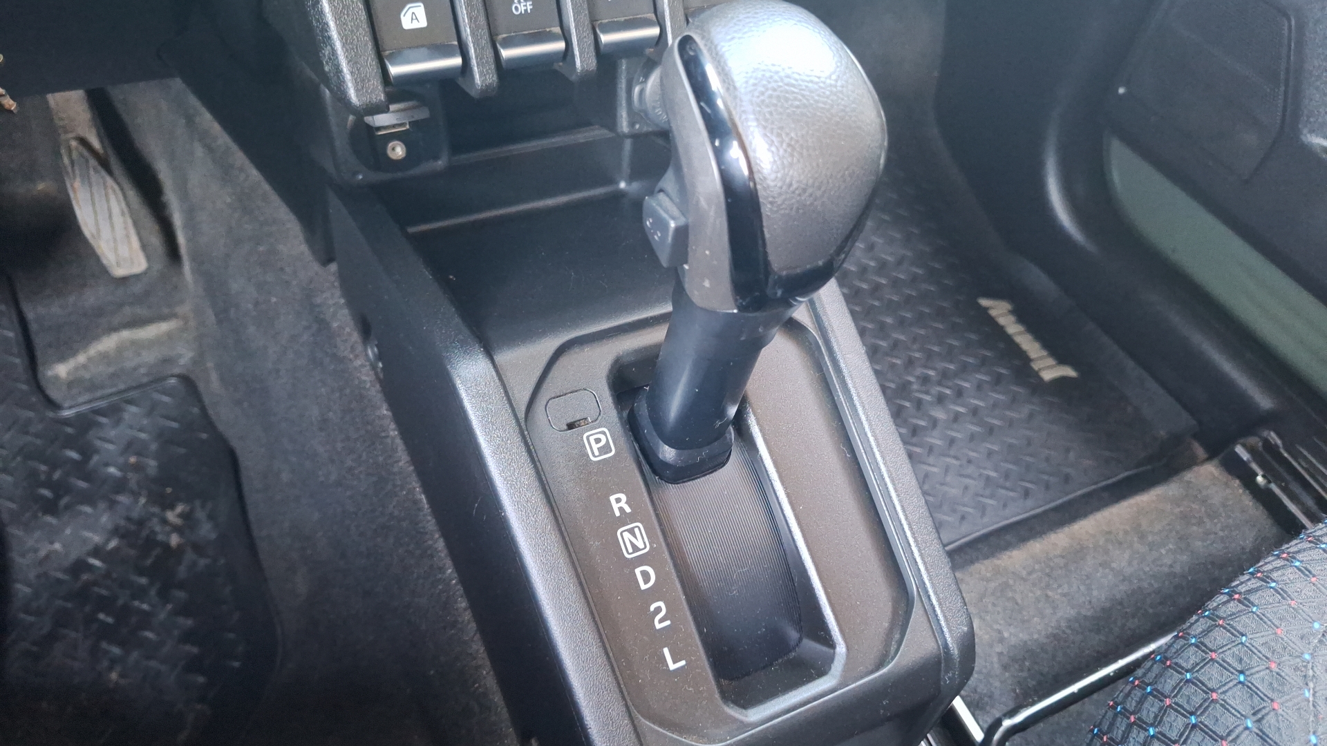Suzuki Jimny — foto 11 de 15