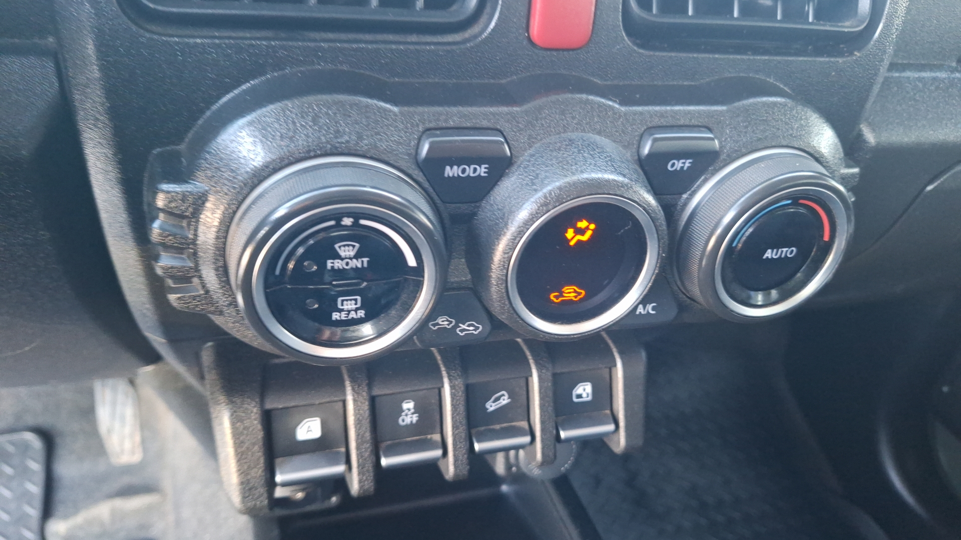 Suzuki Jimny — foto 15 de 15