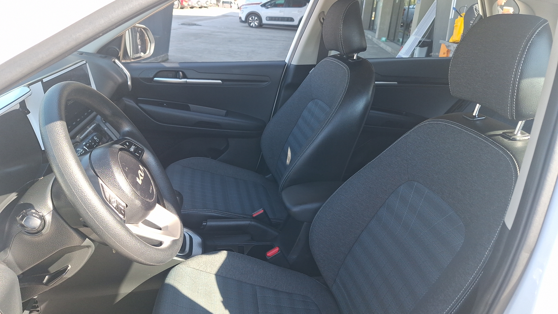 KIA Sonet — foto 14 de 15