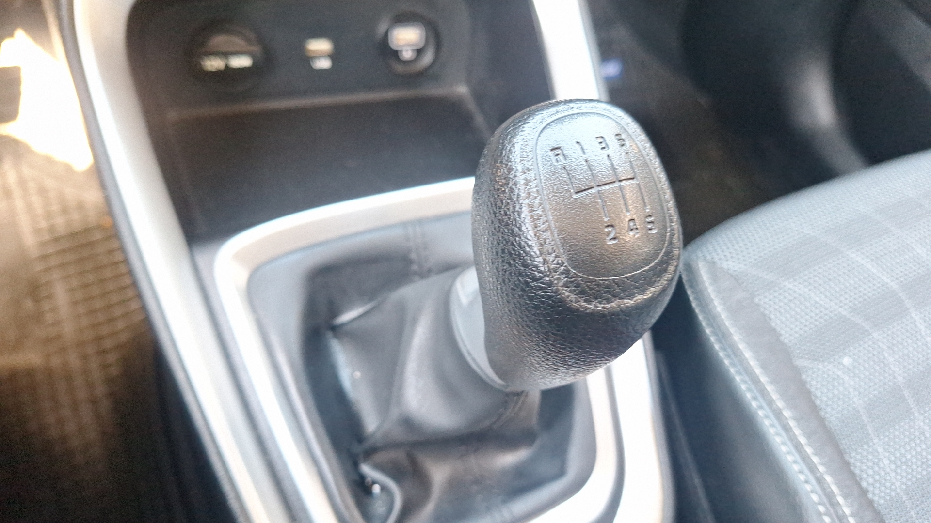 KIA Sonet — foto 11 de 15