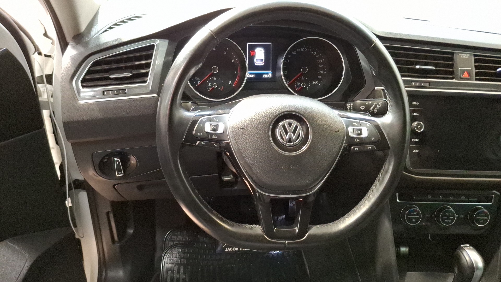 Volkswagen Tiguan — foto 8 de 15