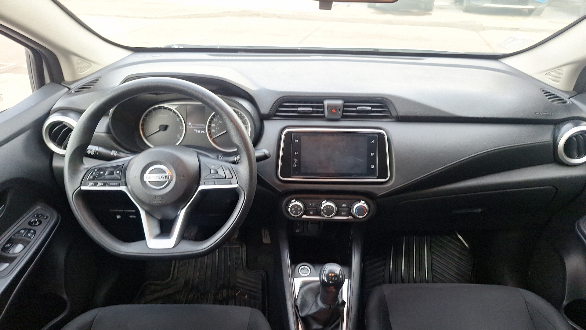 Nissan Versa — foto 6 de 14