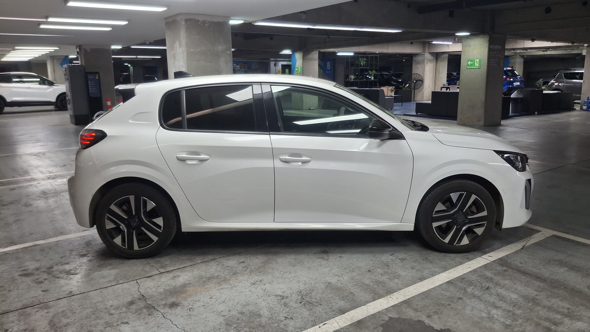 Peugeot 208 — foto 4 de 16
