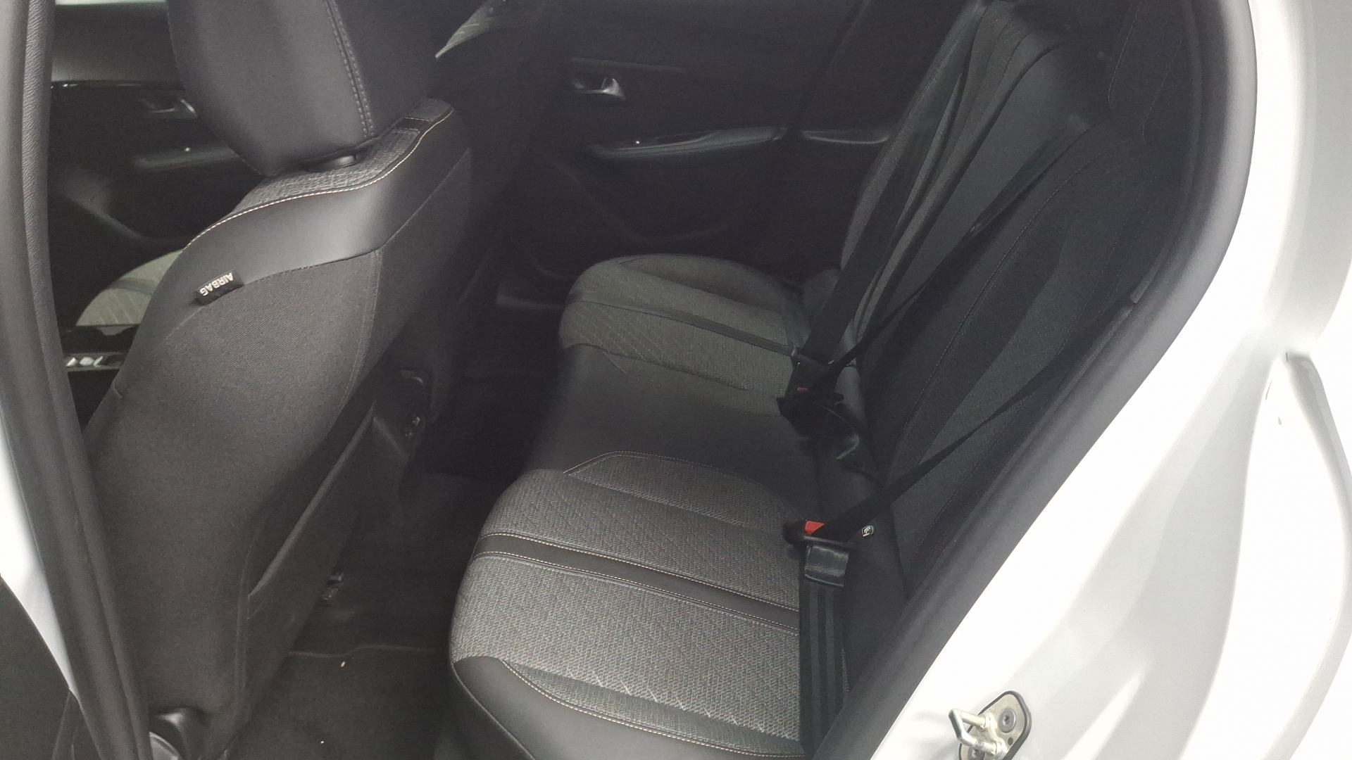 Peugeot 208 — foto 14 de 16