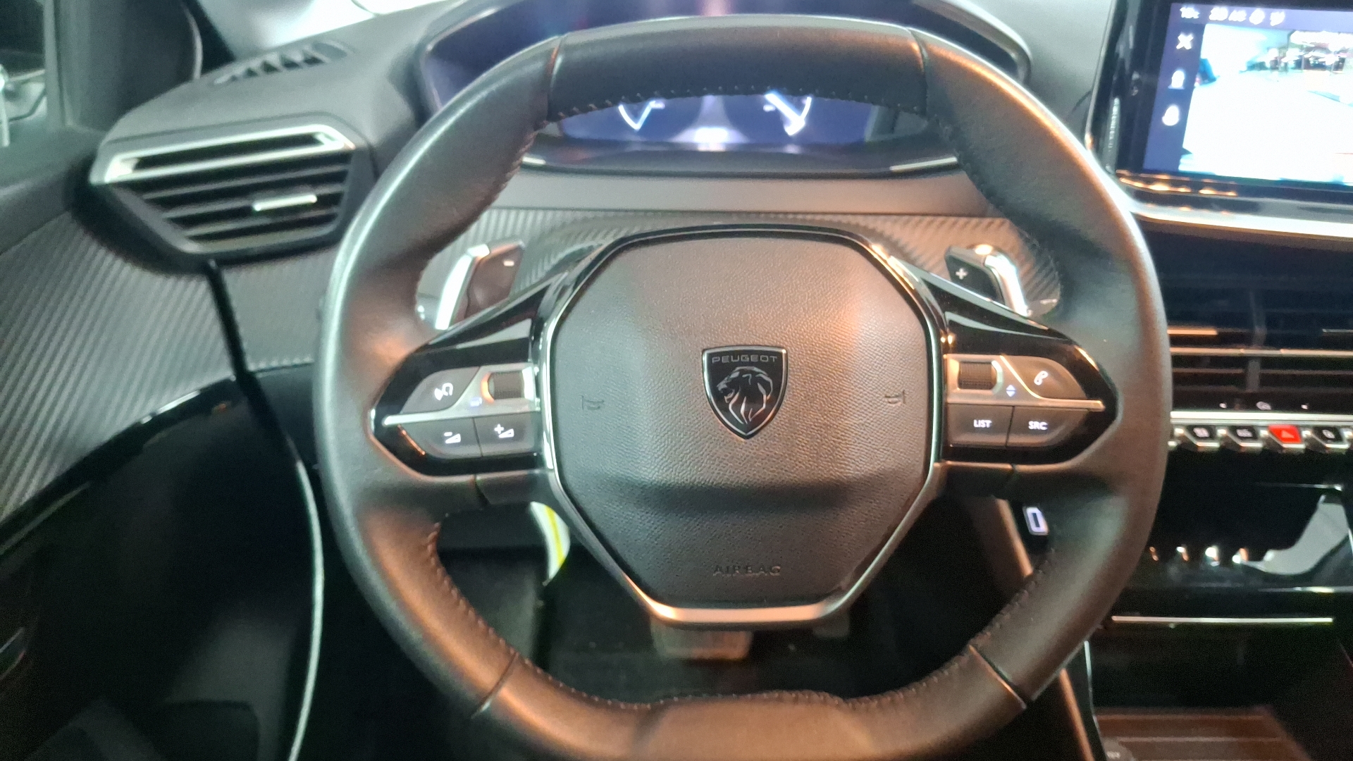Peugeot 208 — foto 8 de 16