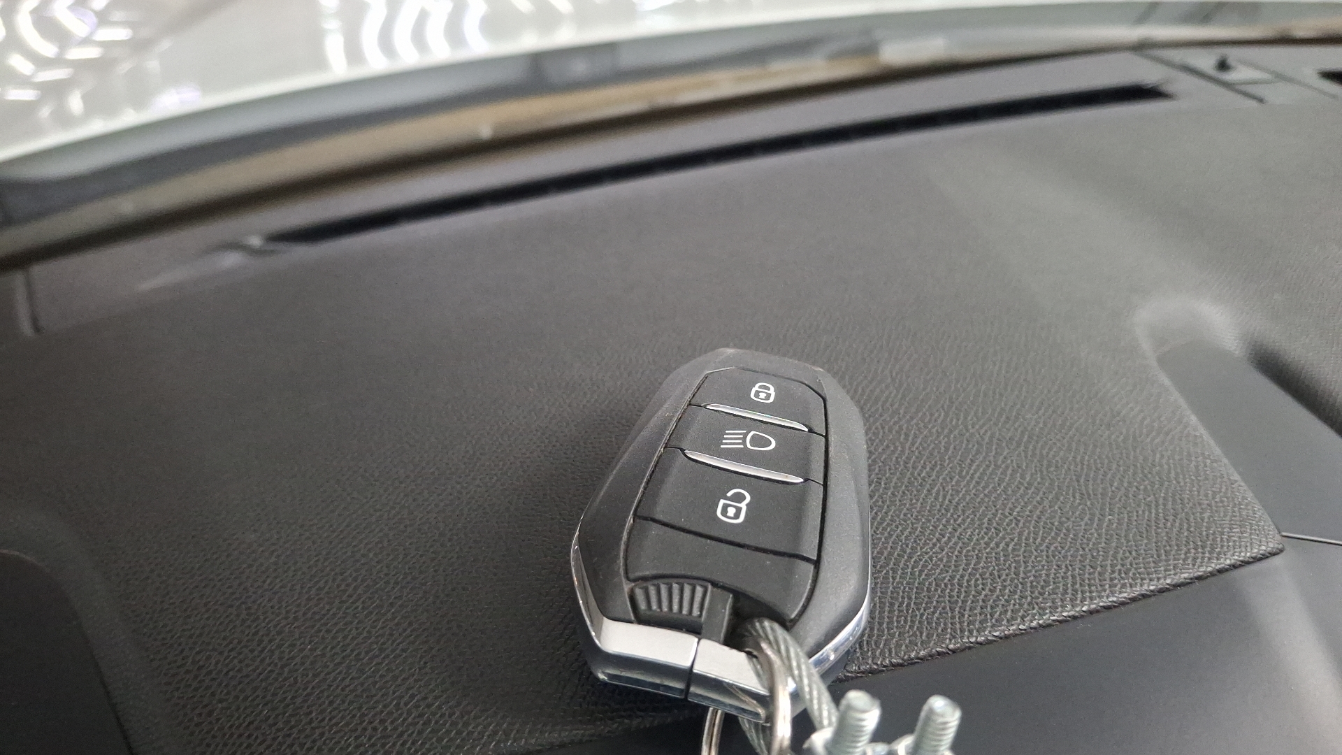 Peugeot 208 — foto 16 de 16
