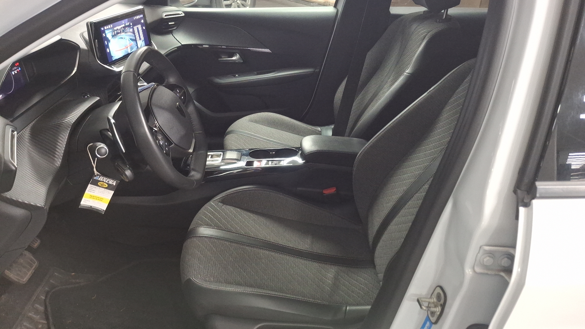 Peugeot 208 — foto 13 de 16