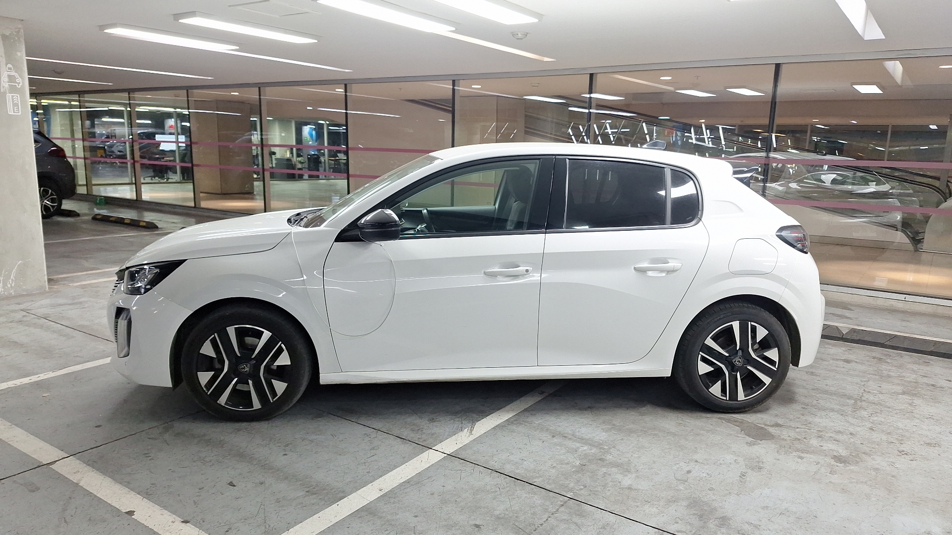 Peugeot 208 — foto 2 de 15