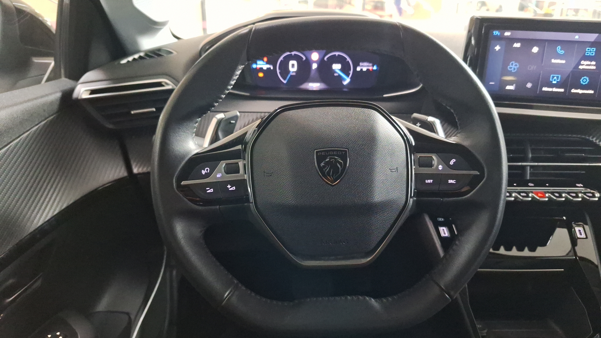 Peugeot 208 — foto 8 de 15