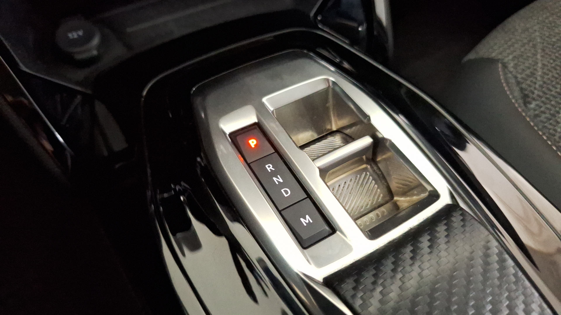 Peugeot 208 — foto 11 de 15