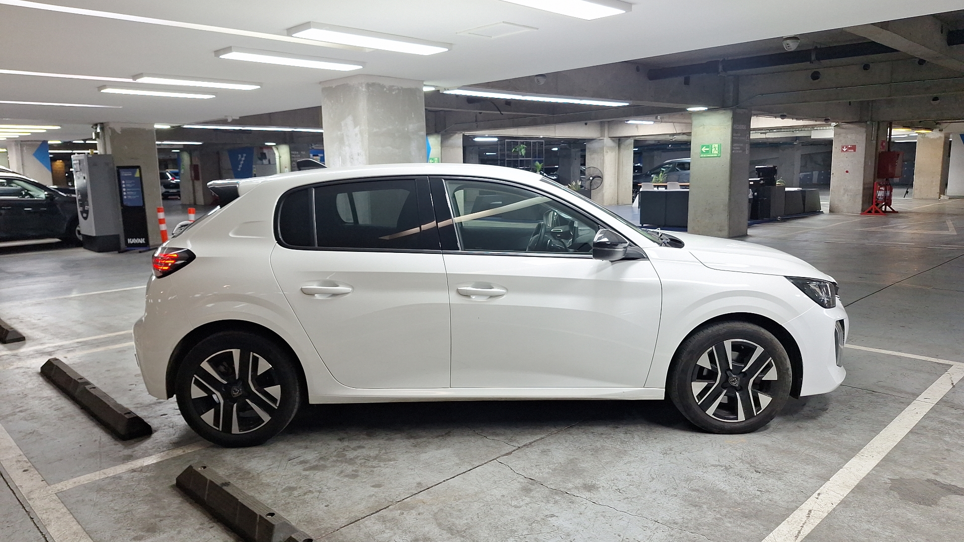 Peugeot 208 — foto 5 de 15