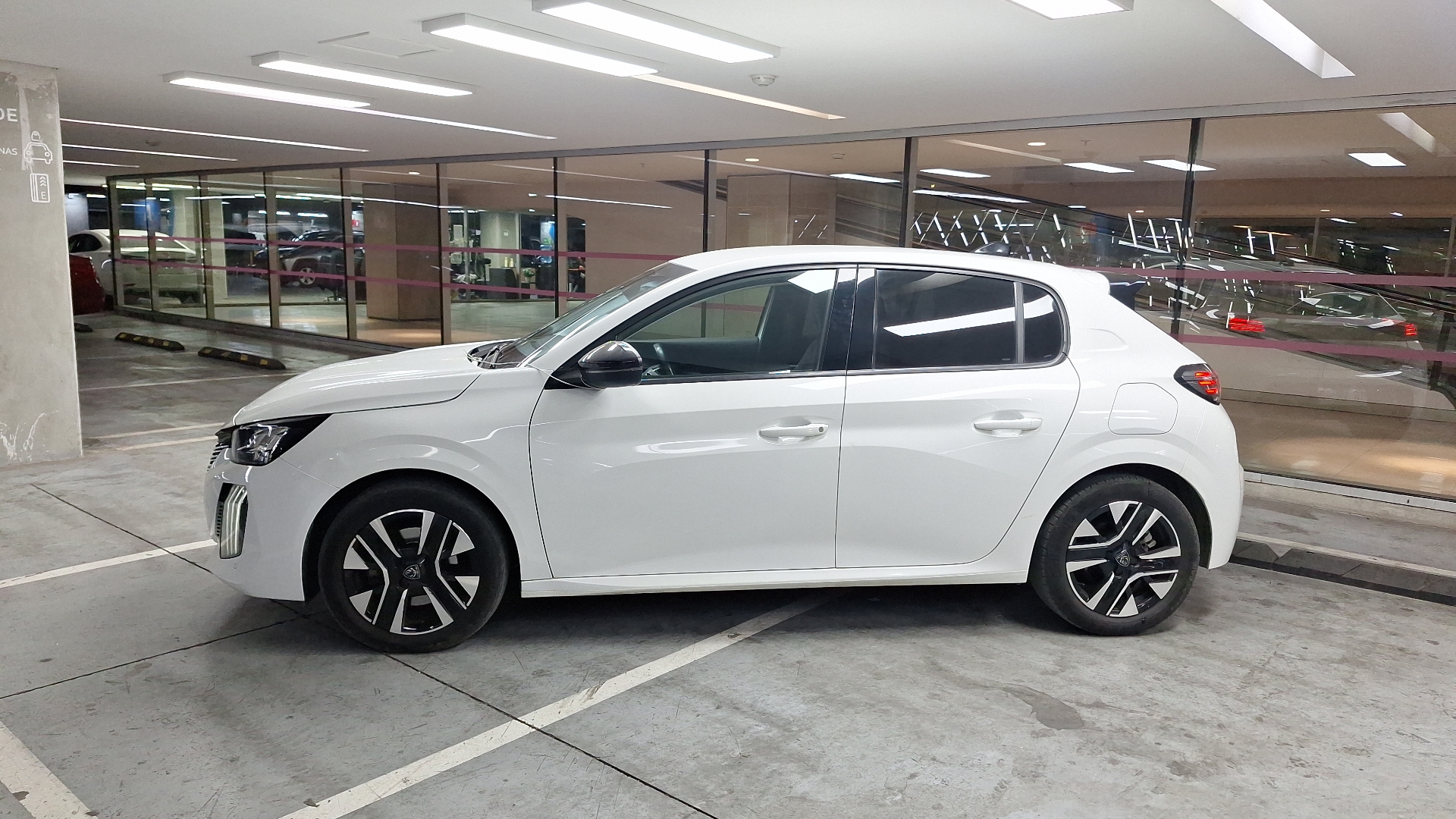 Peugeot 208 — foto 2 de 15