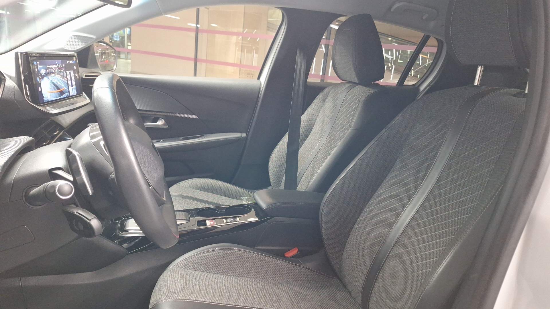 Peugeot 208 — foto 14 de 15