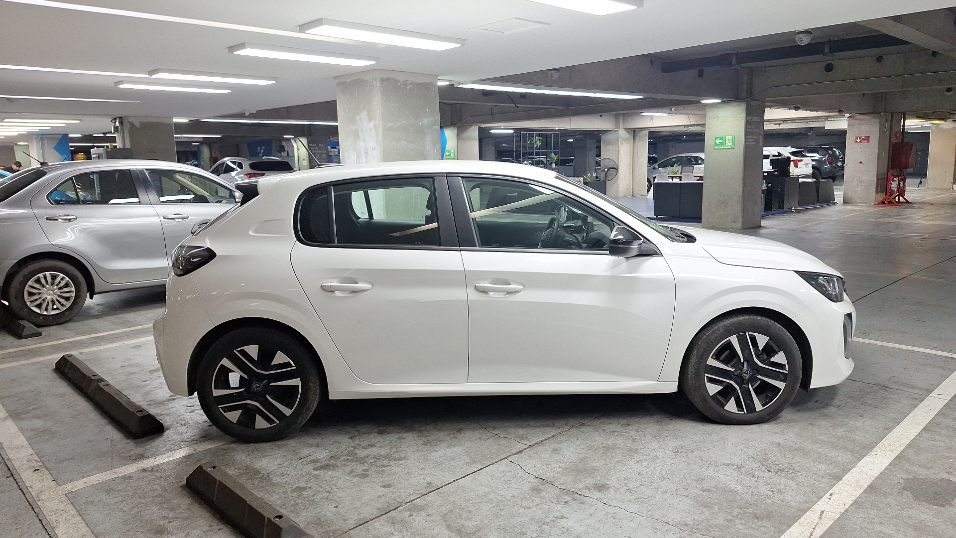 Peugeot 208 — foto 5 de 14