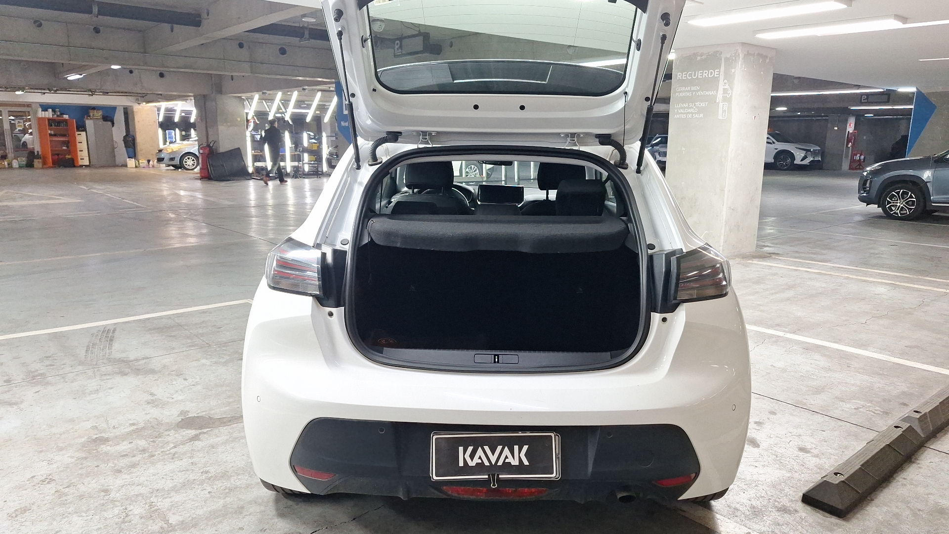 Peugeot 208 — foto 4 de 14