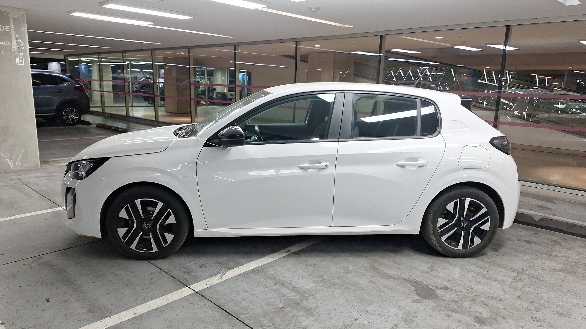 Peugeot 208 — foto 2 de 14