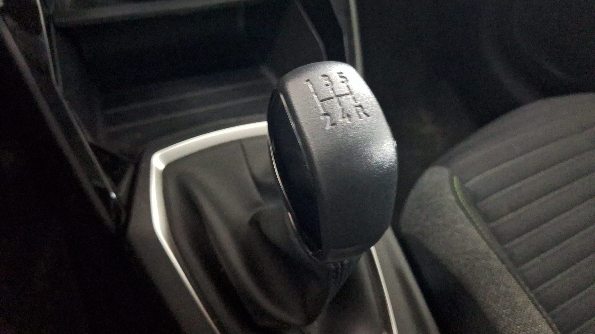 Peugeot 208 — foto 11 de 14