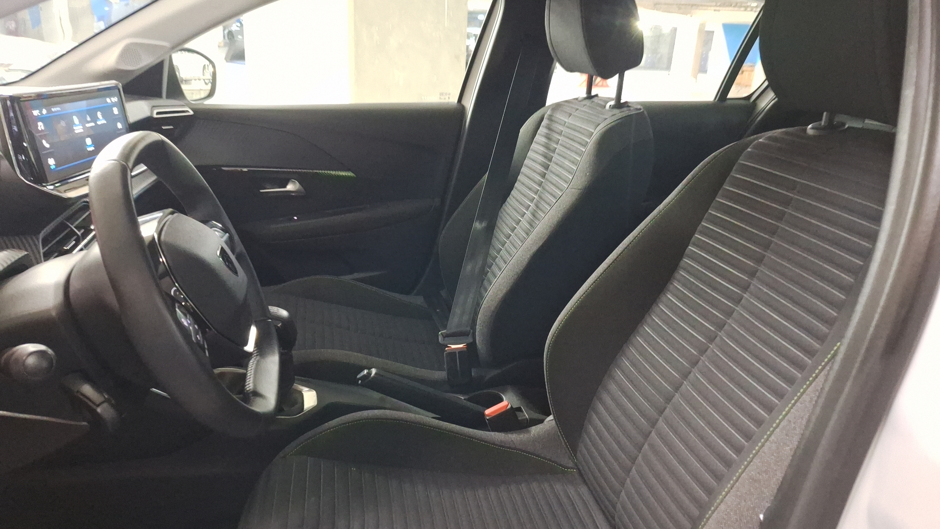 Peugeot 208 — foto 13 de 14