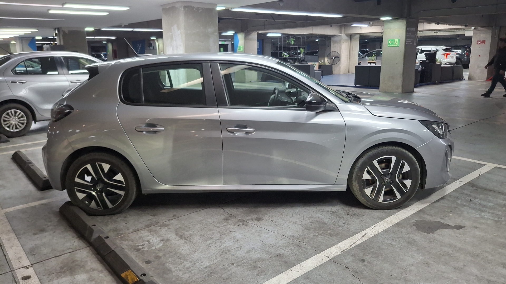 Peugeot 208 — foto 4 de 15