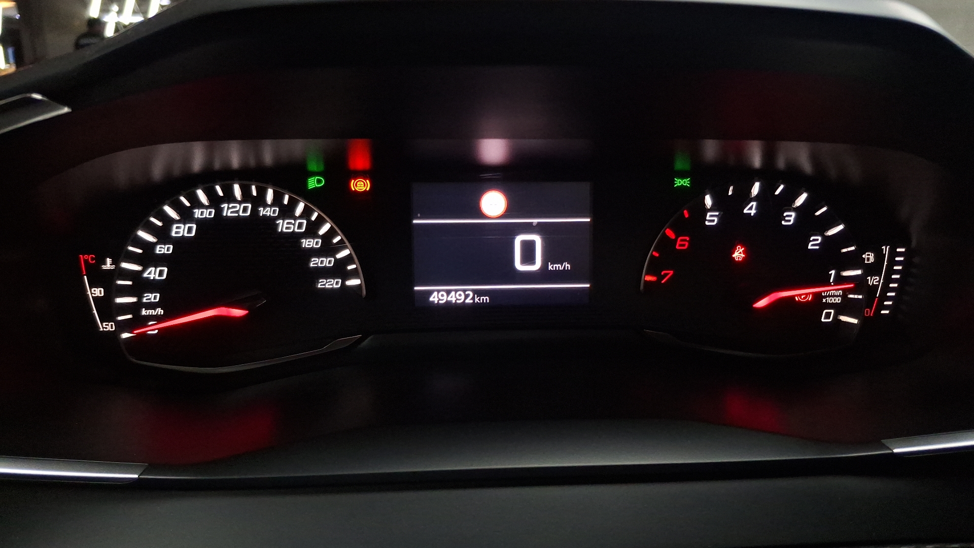 Peugeot 208 — foto 9 de 15