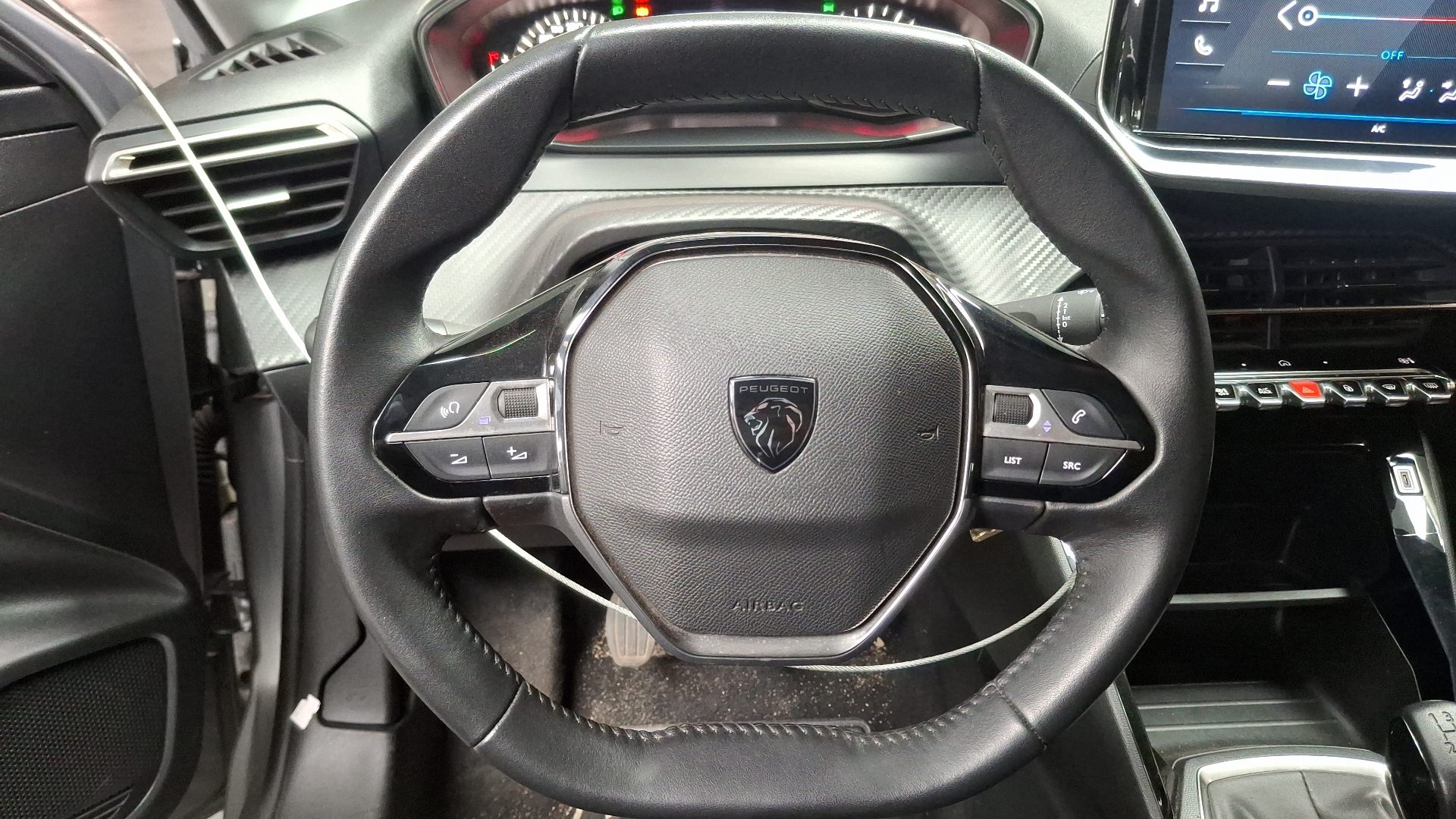 Peugeot 208 — foto 8 de 15