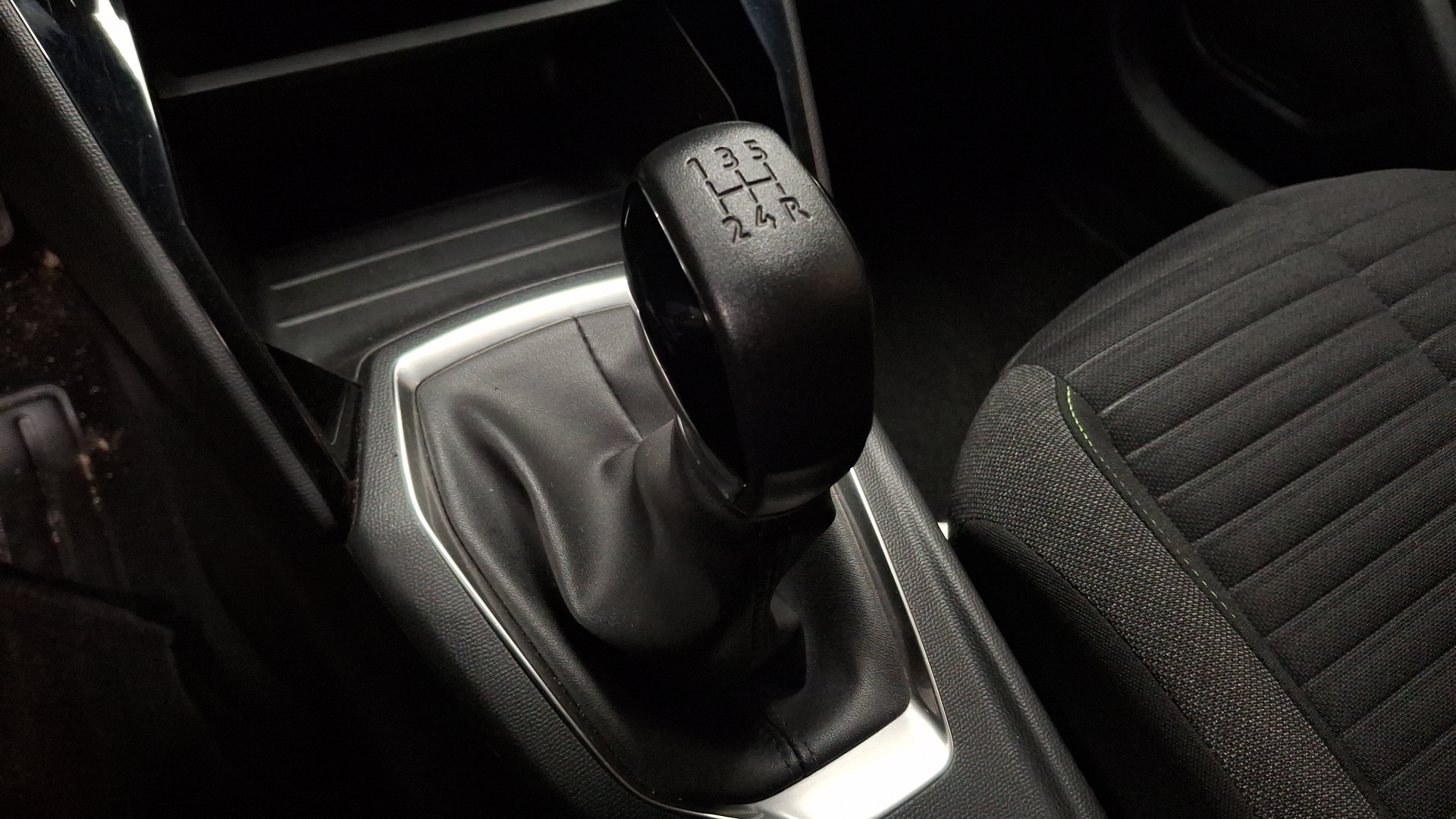Peugeot 208 — foto 11 de 15