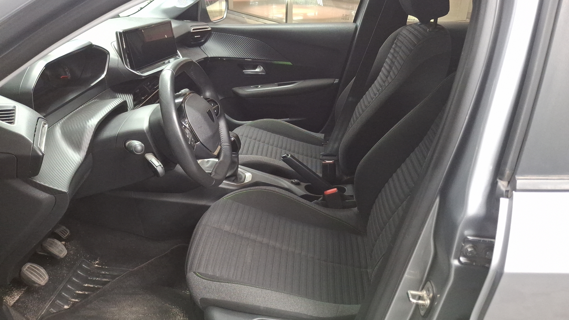 Peugeot 208 — foto 12 de 15
