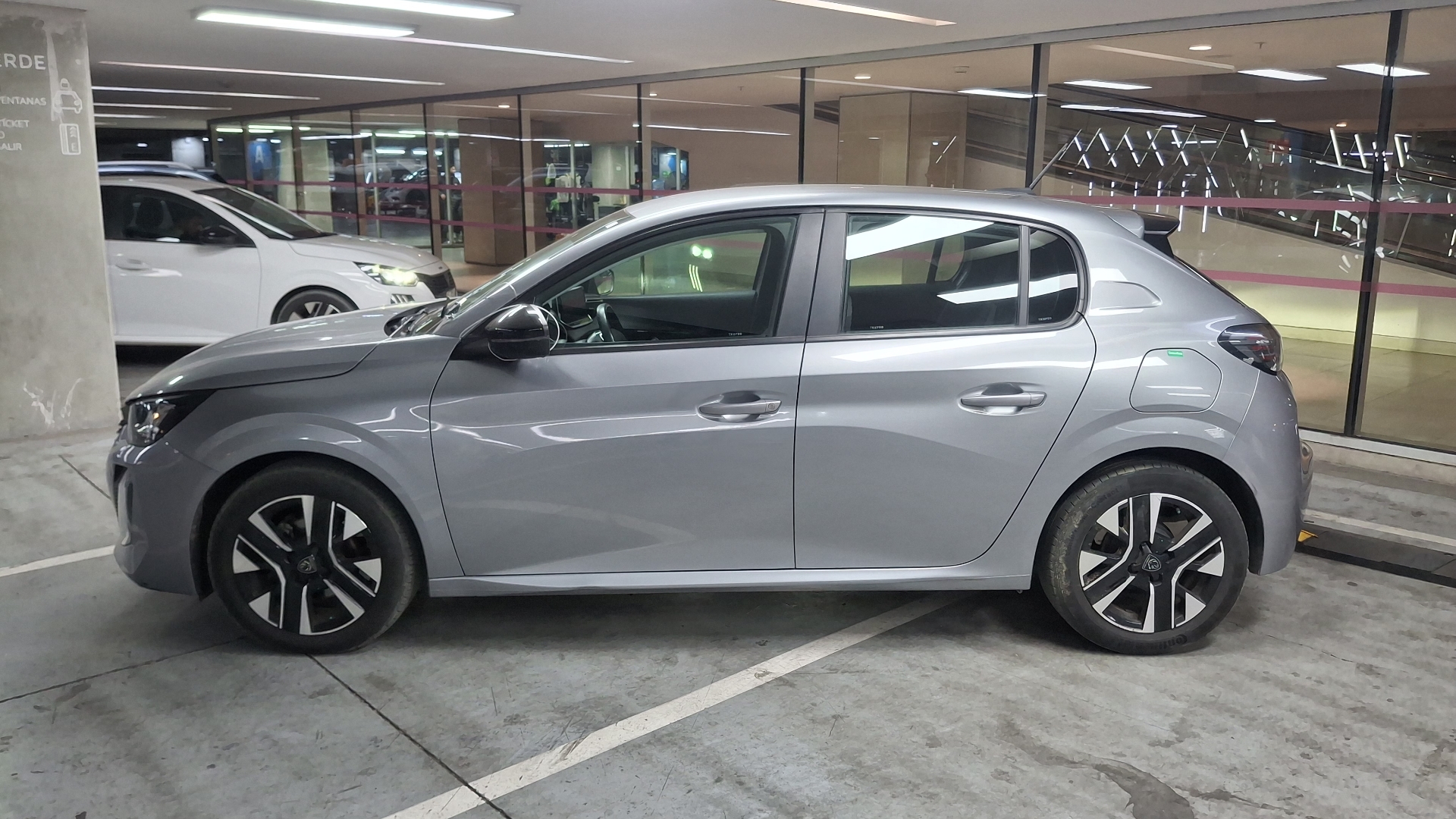 Peugeot 208 — foto 7 de 15