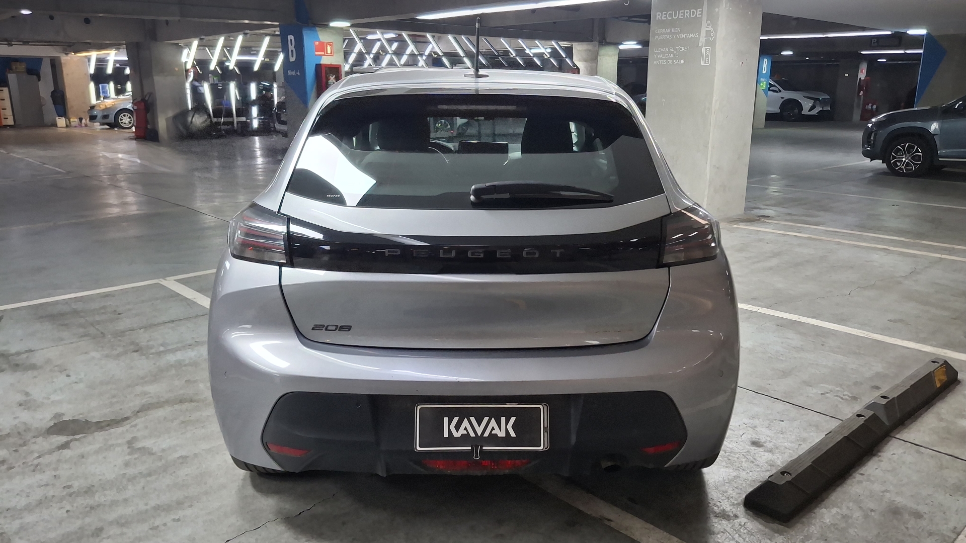 Peugeot 208 — foto 6 de 15
