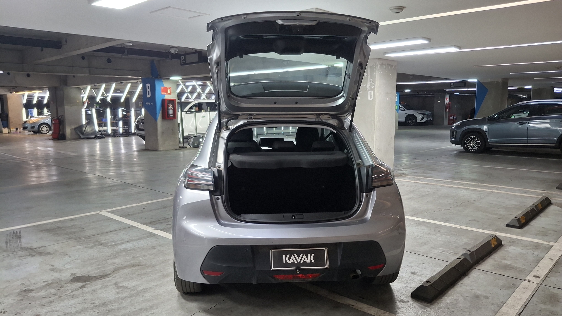 Peugeot 208 — foto 5 de 15