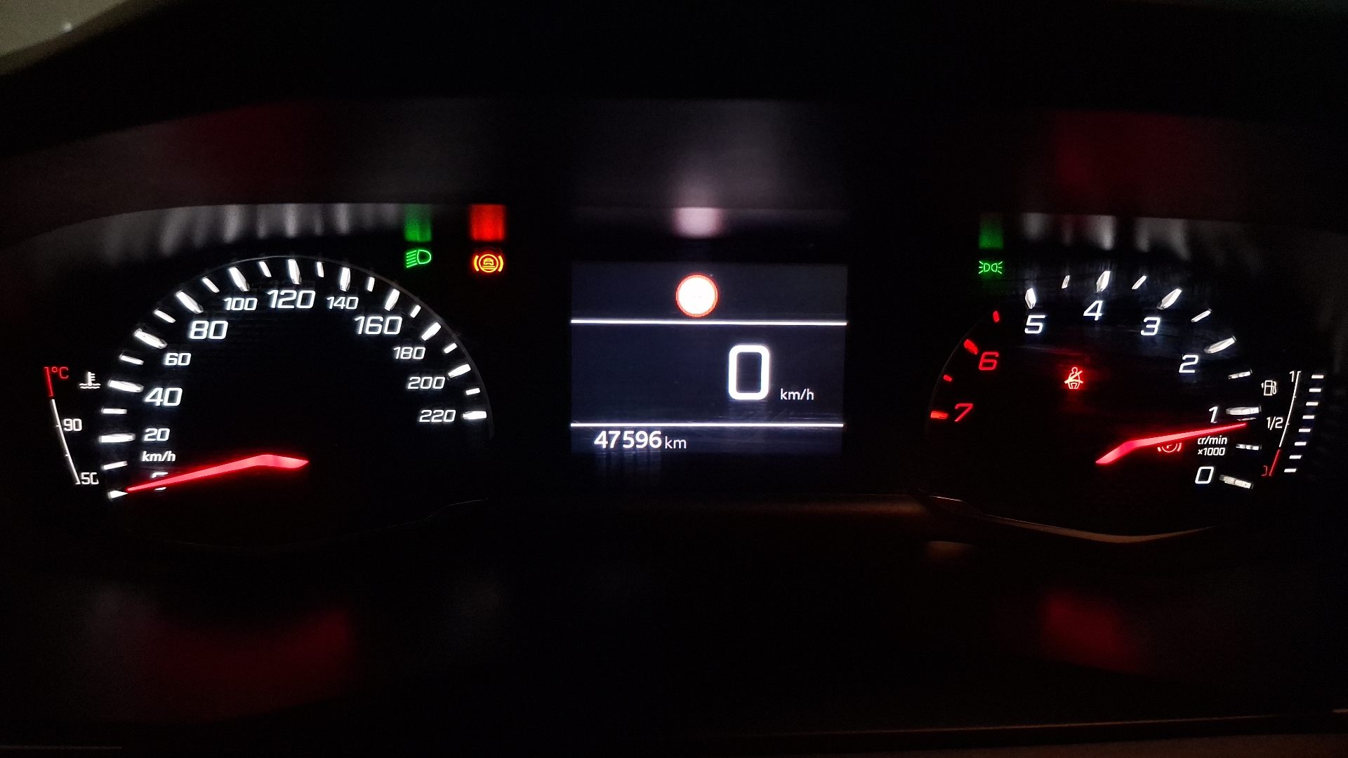 Peugeot 208 — foto 9 de 15