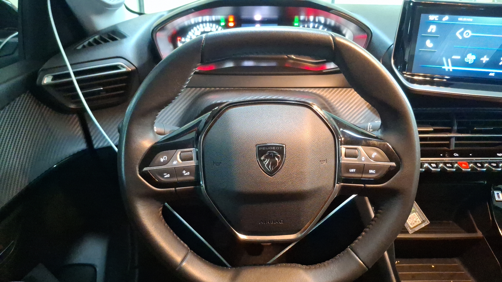 Peugeot 208 — foto 8 de 15
