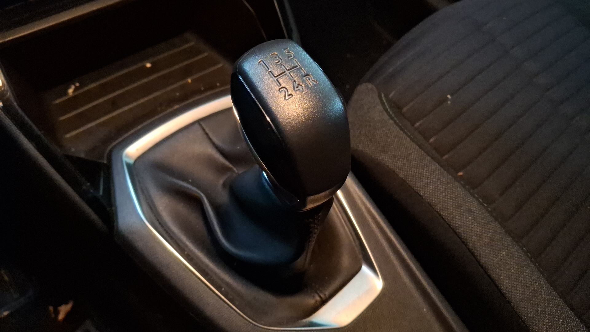 Peugeot 208 — foto 11 de 15