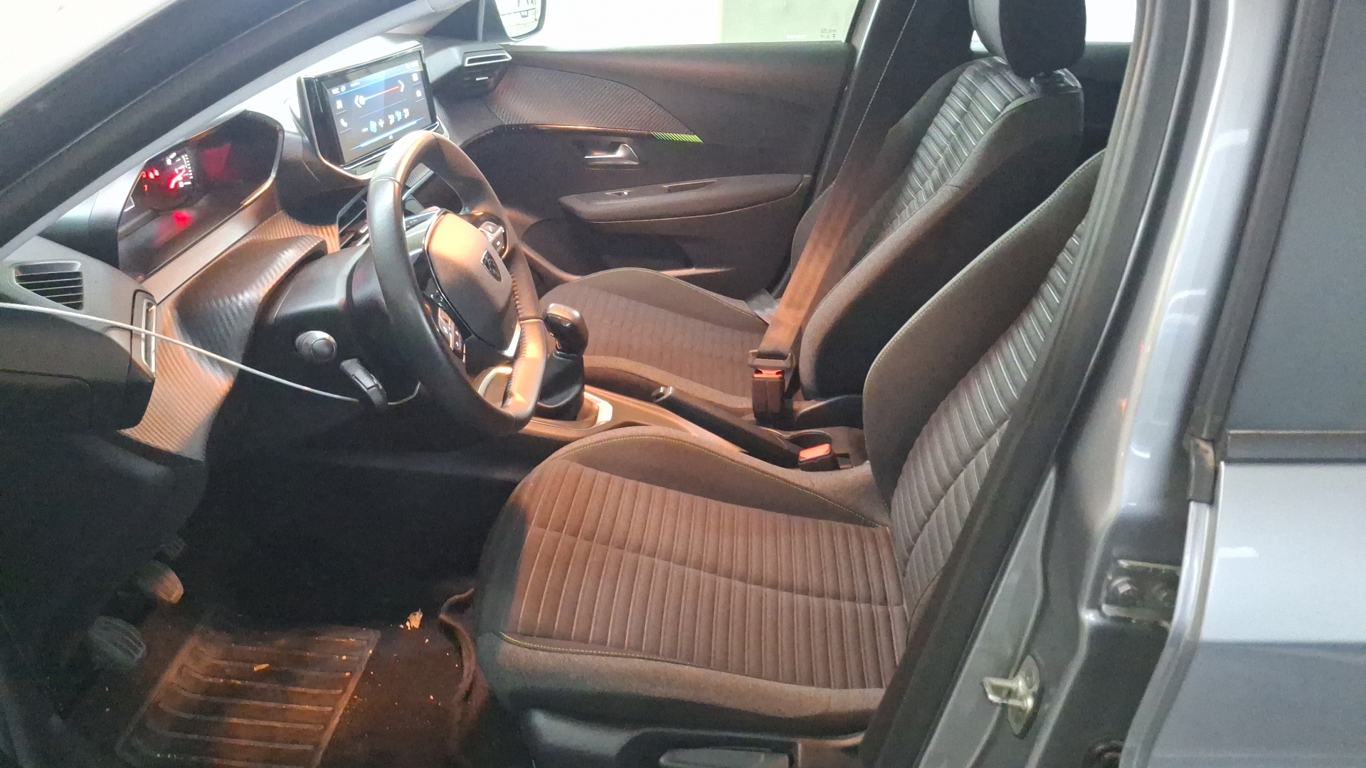 Peugeot 208 — foto 12 de 15