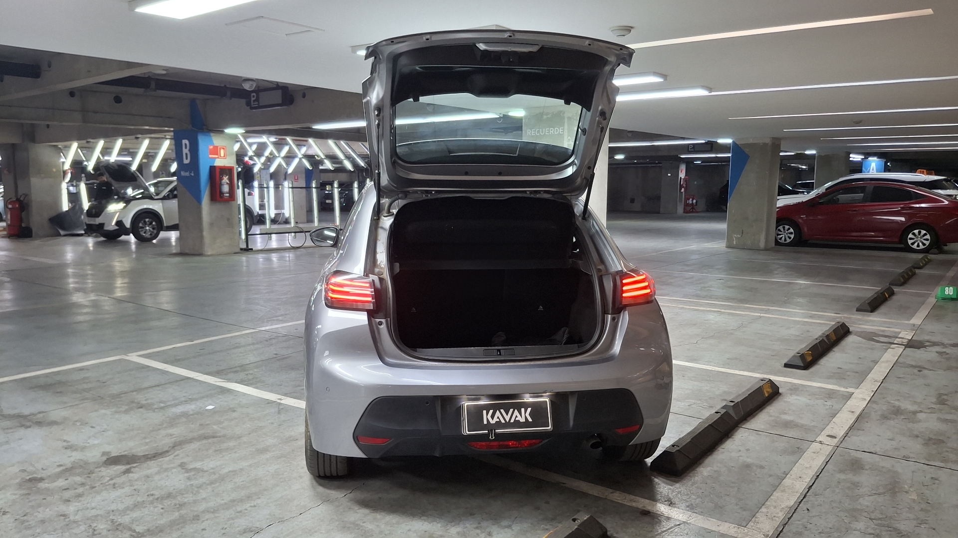 Peugeot 208 — foto 5 de 15