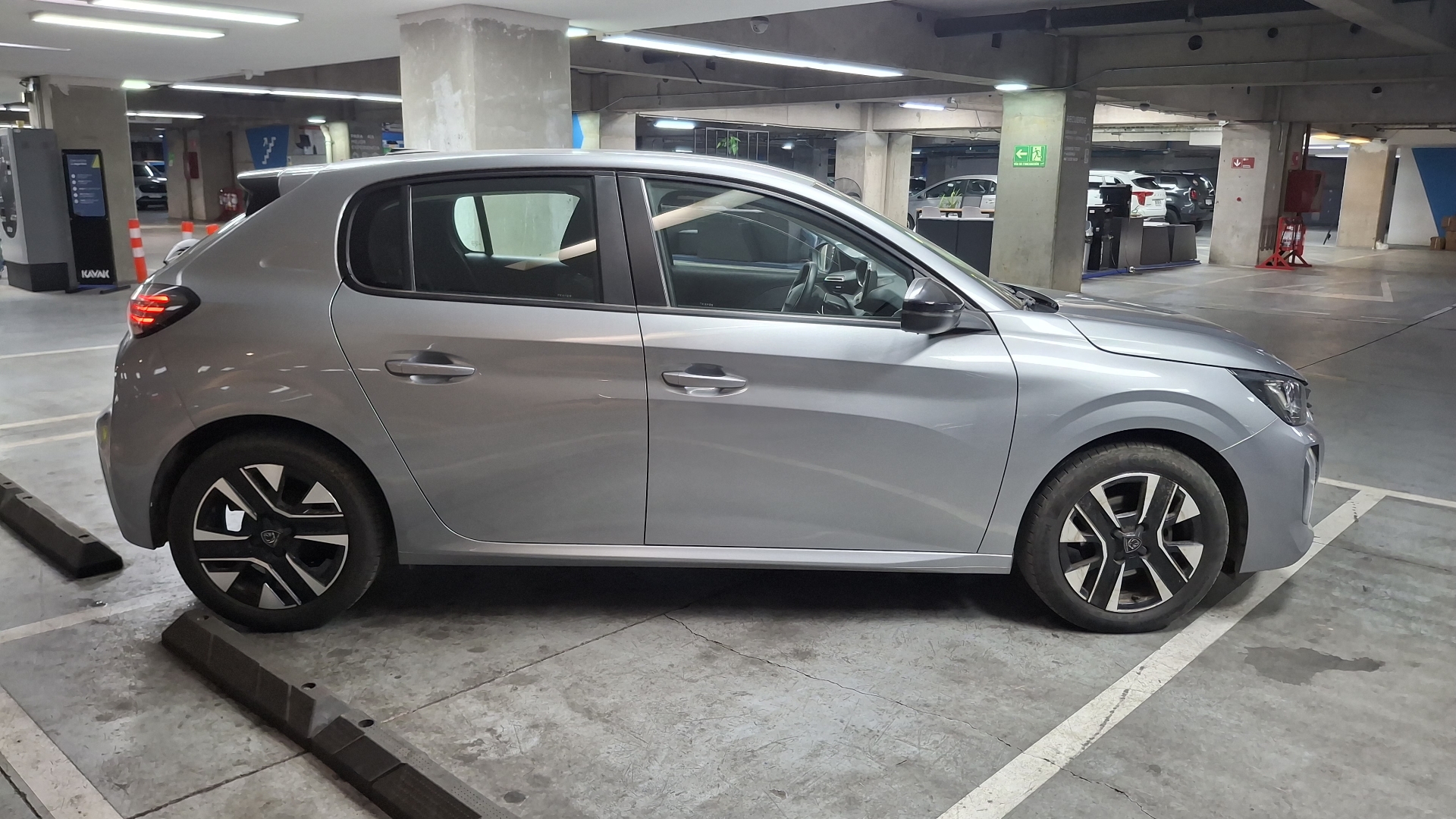 Peugeot 208 — foto 4 de 15