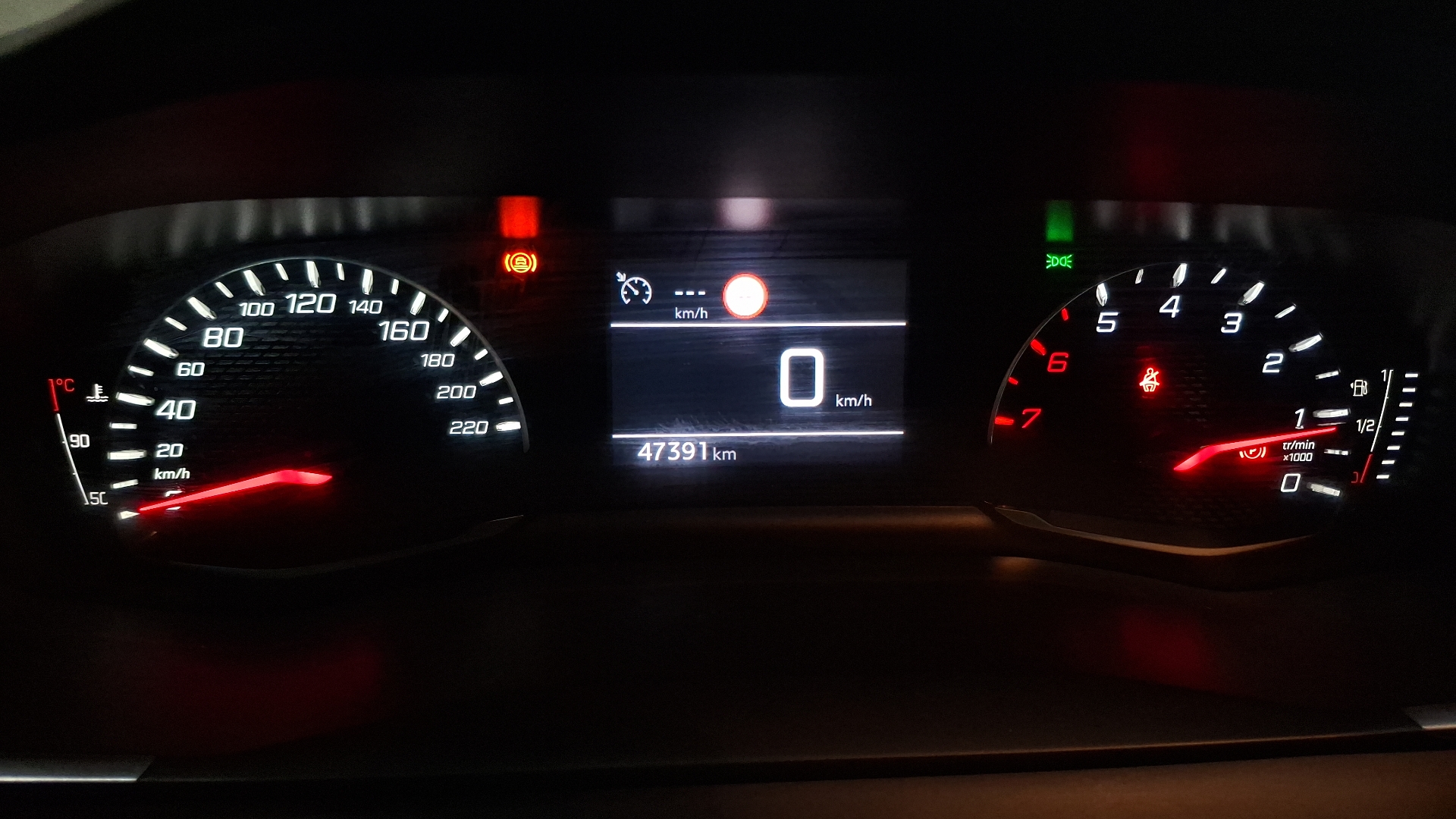 Peugeot 208 — foto 9 de 15