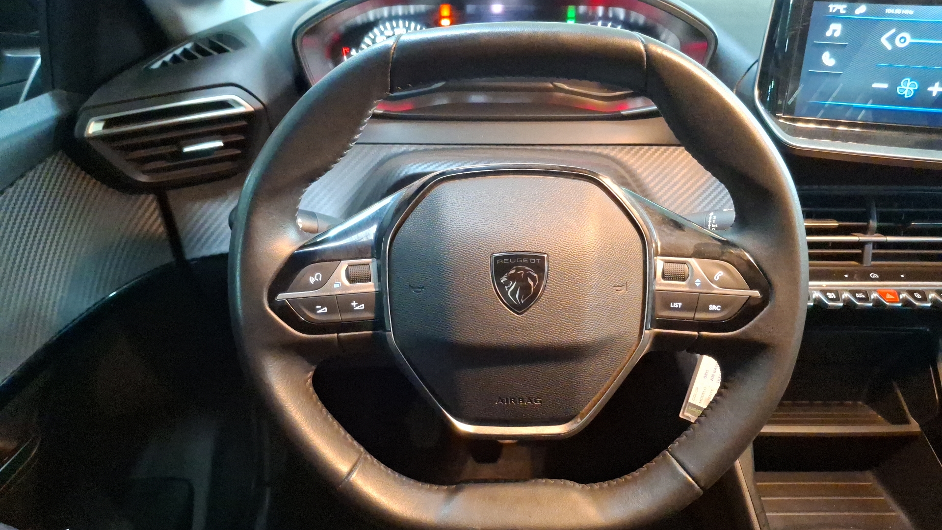 Peugeot 208 — foto 8 de 15