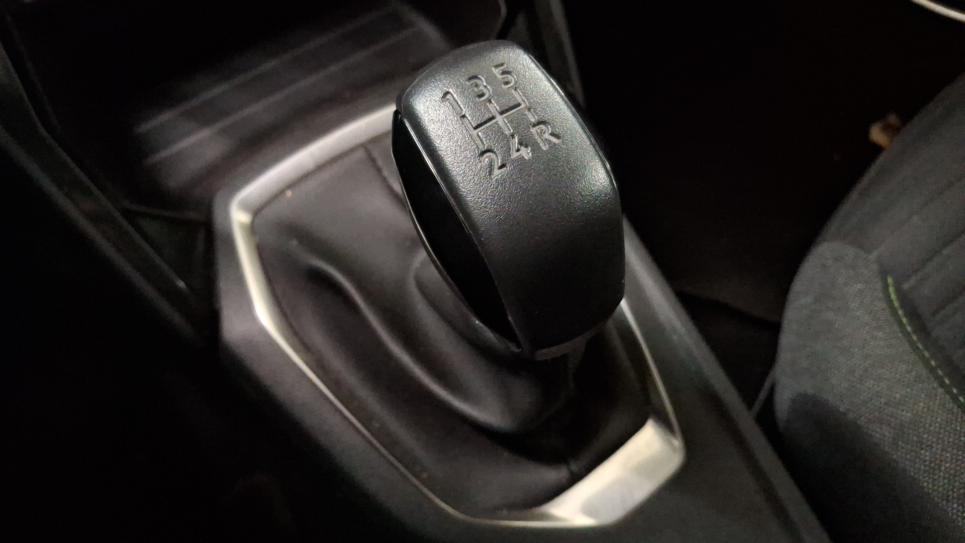 Peugeot 208 — foto 11 de 15
