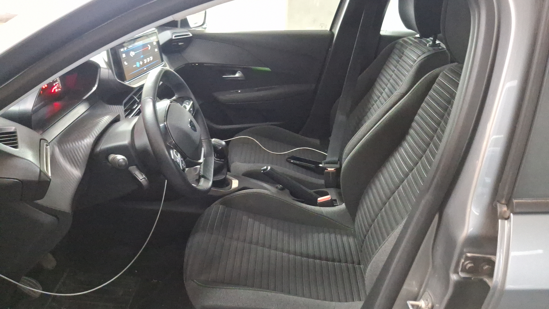 Peugeot 208 — foto 12 de 15