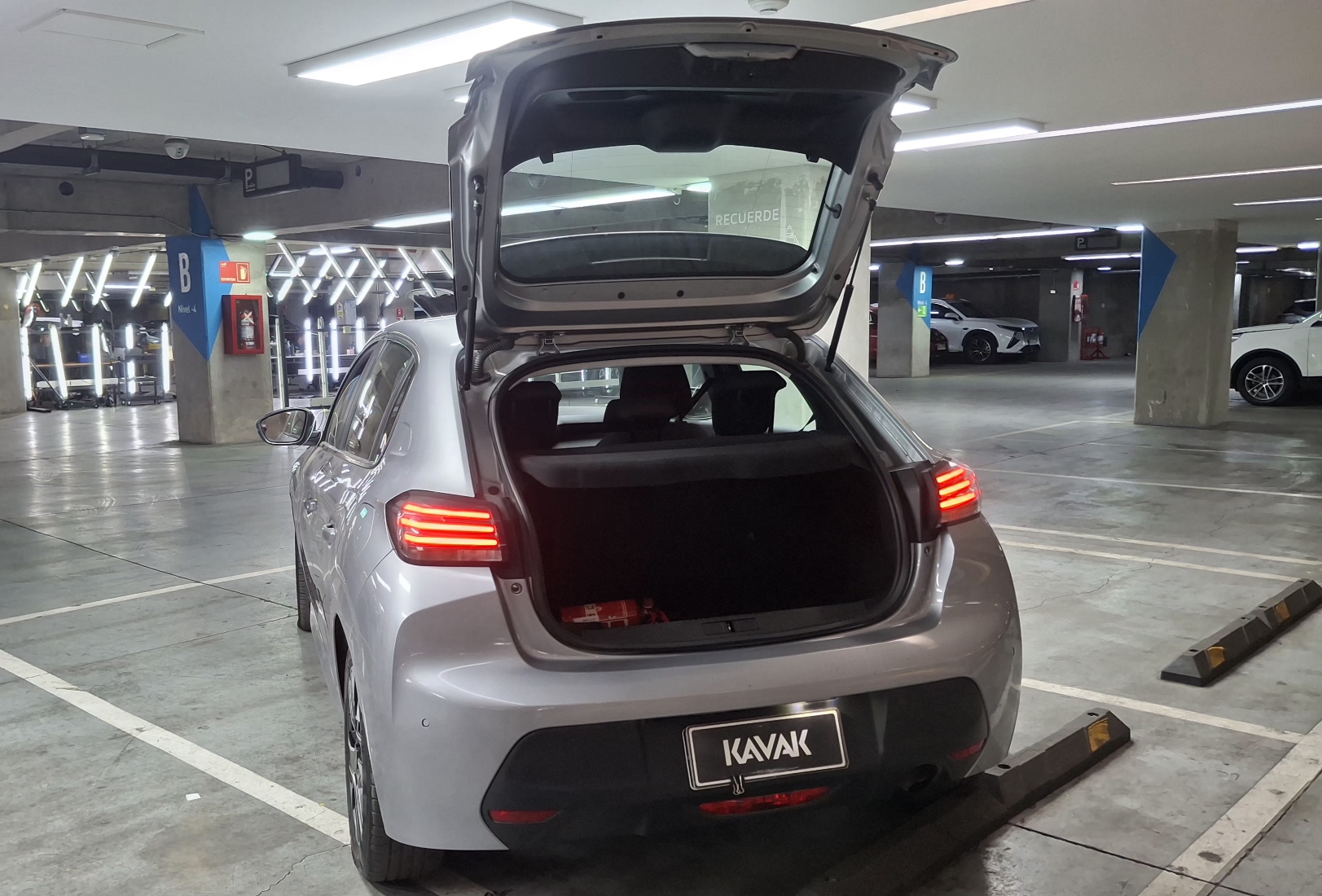Peugeot 208 — foto 5 de 15