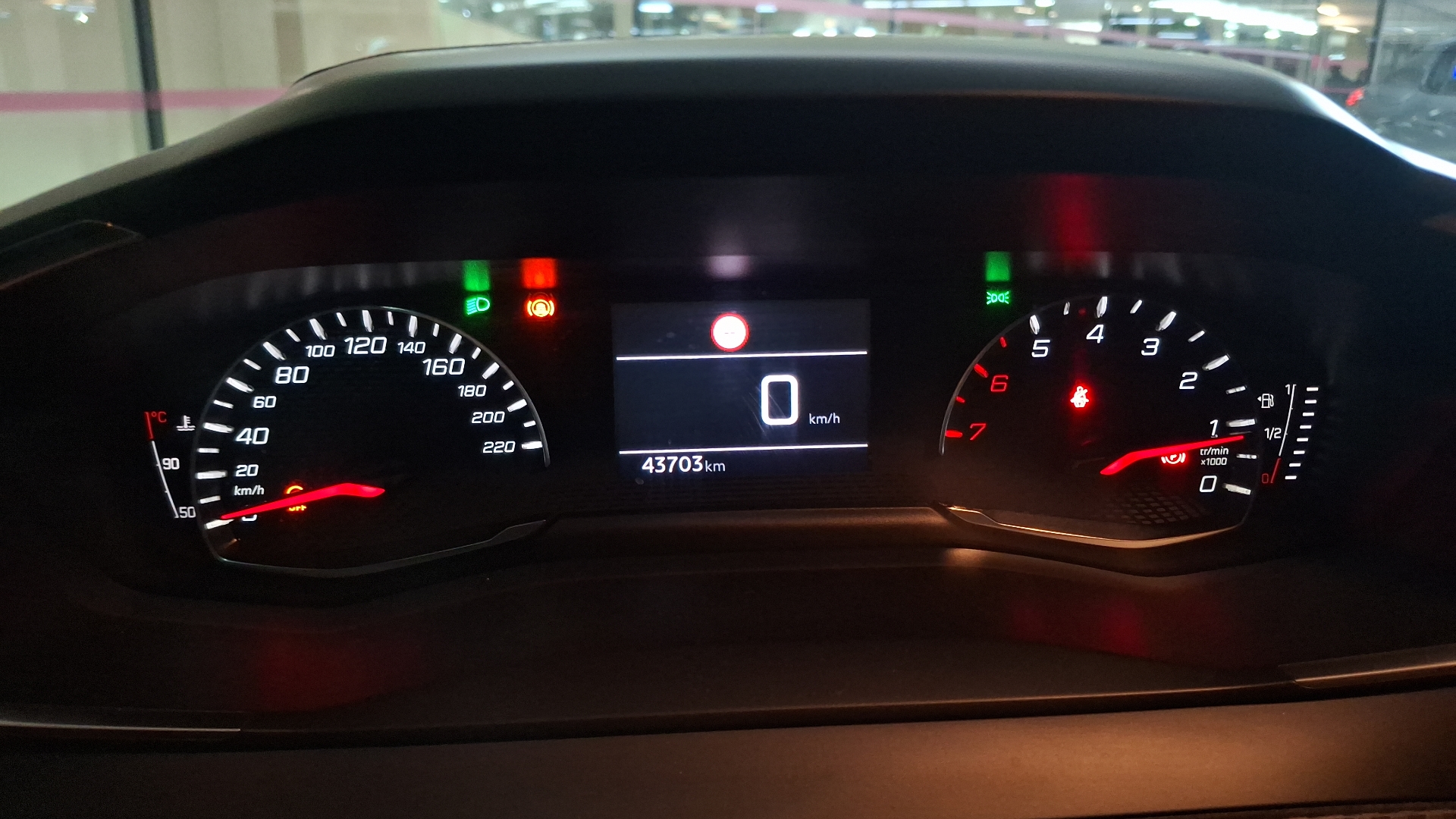 Peugeot 208 — foto 9 de 15
