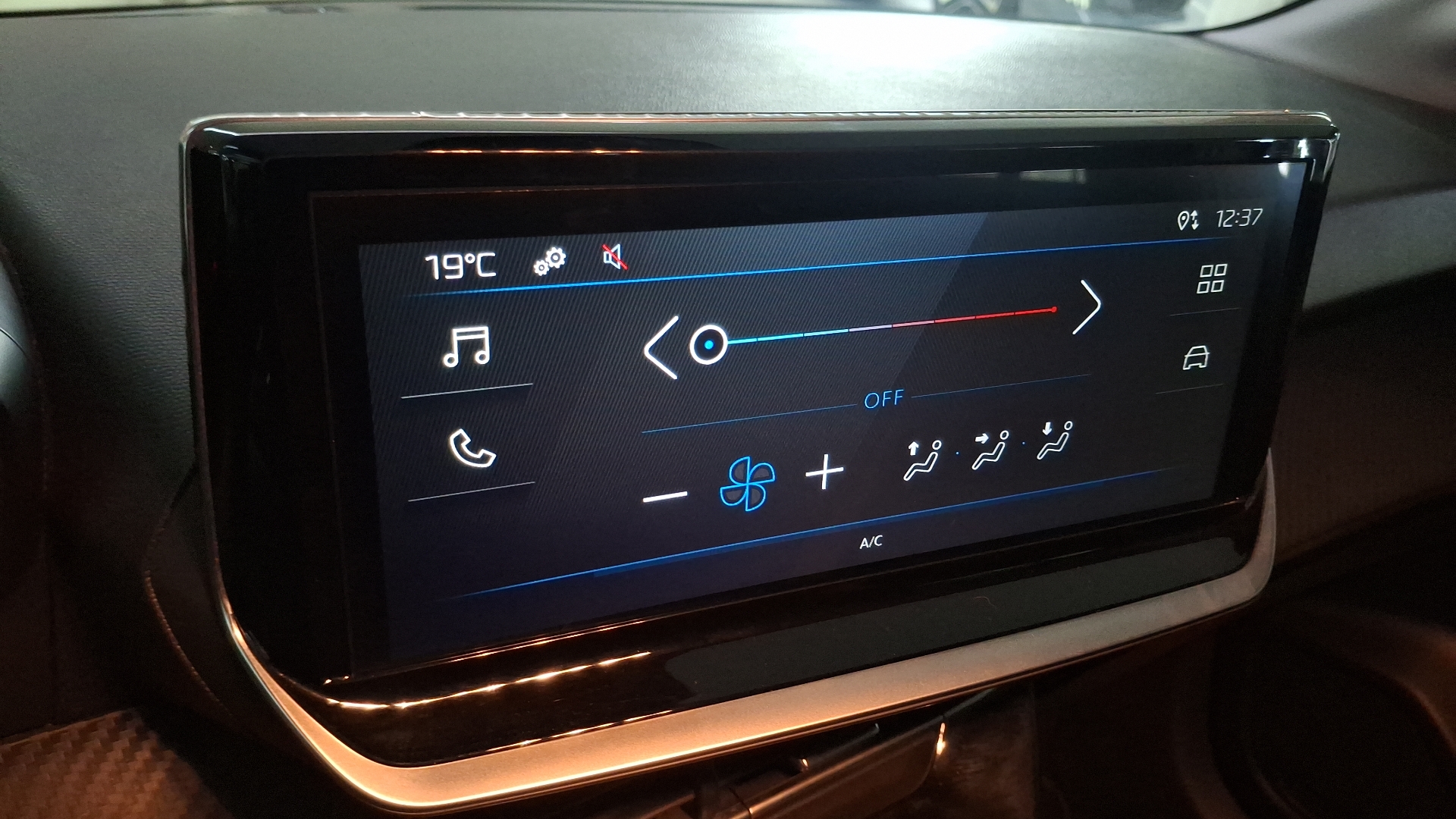 Peugeot 208 — foto 10 de 15