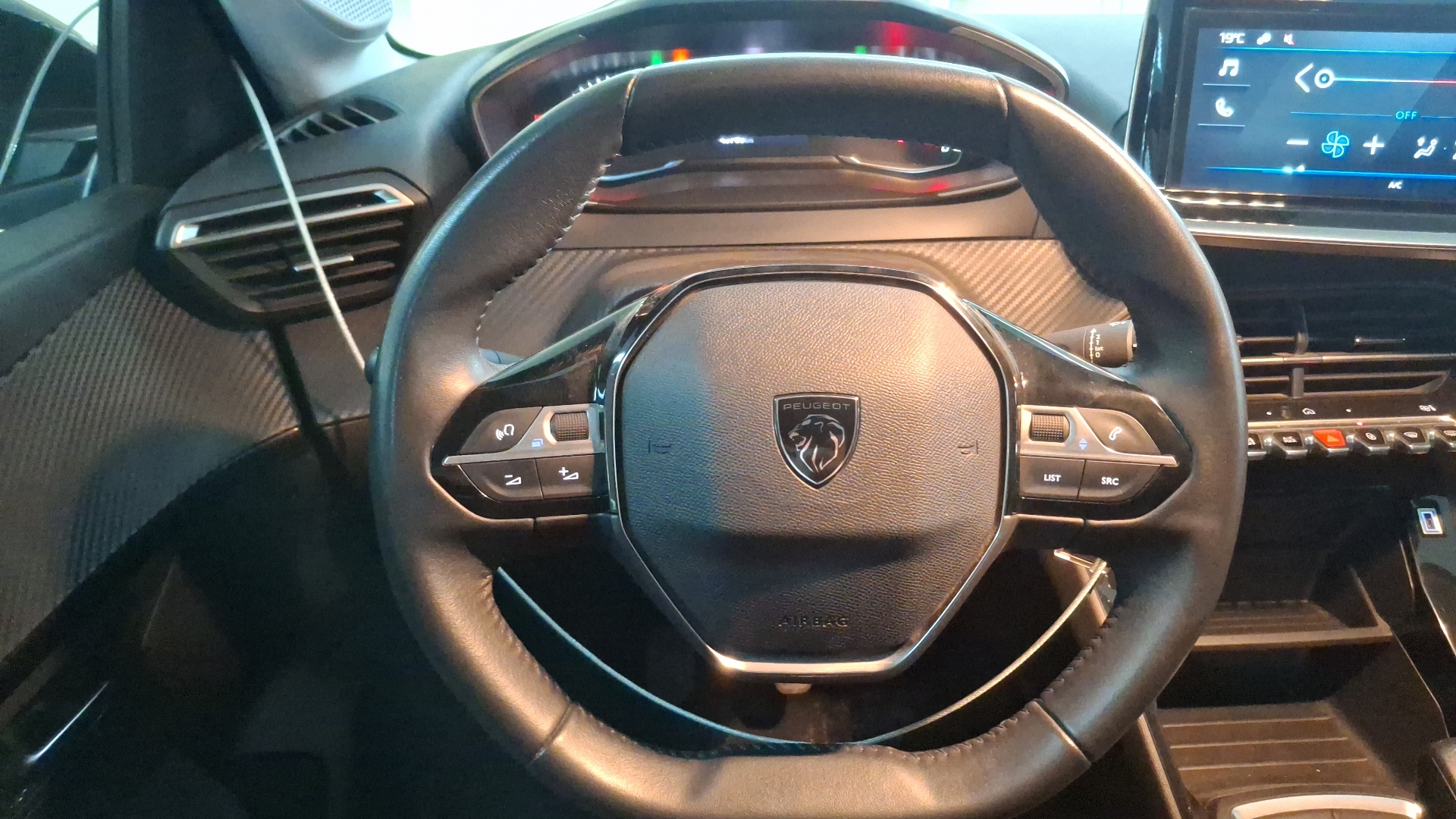 Peugeot 208 — foto 8 de 15