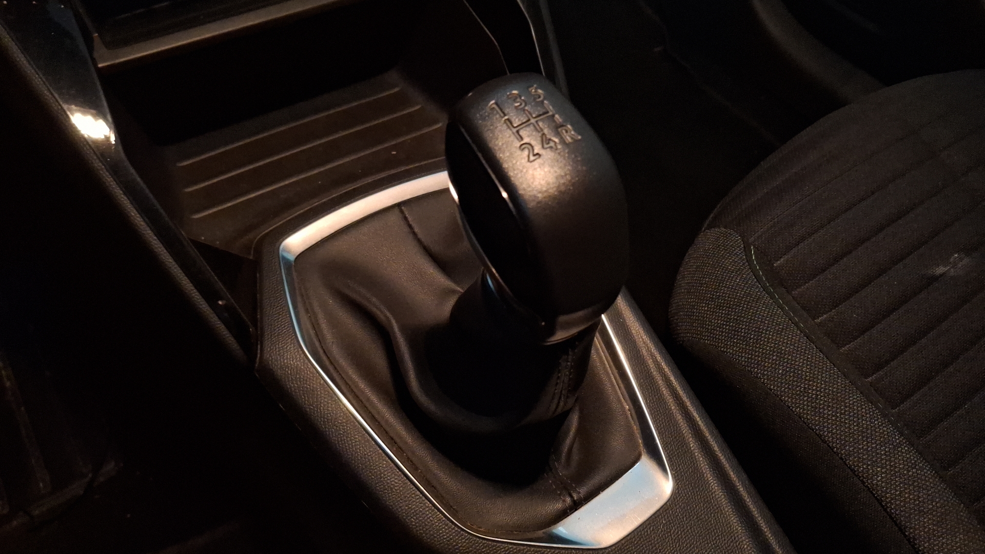 Peugeot 208 — foto 11 de 15