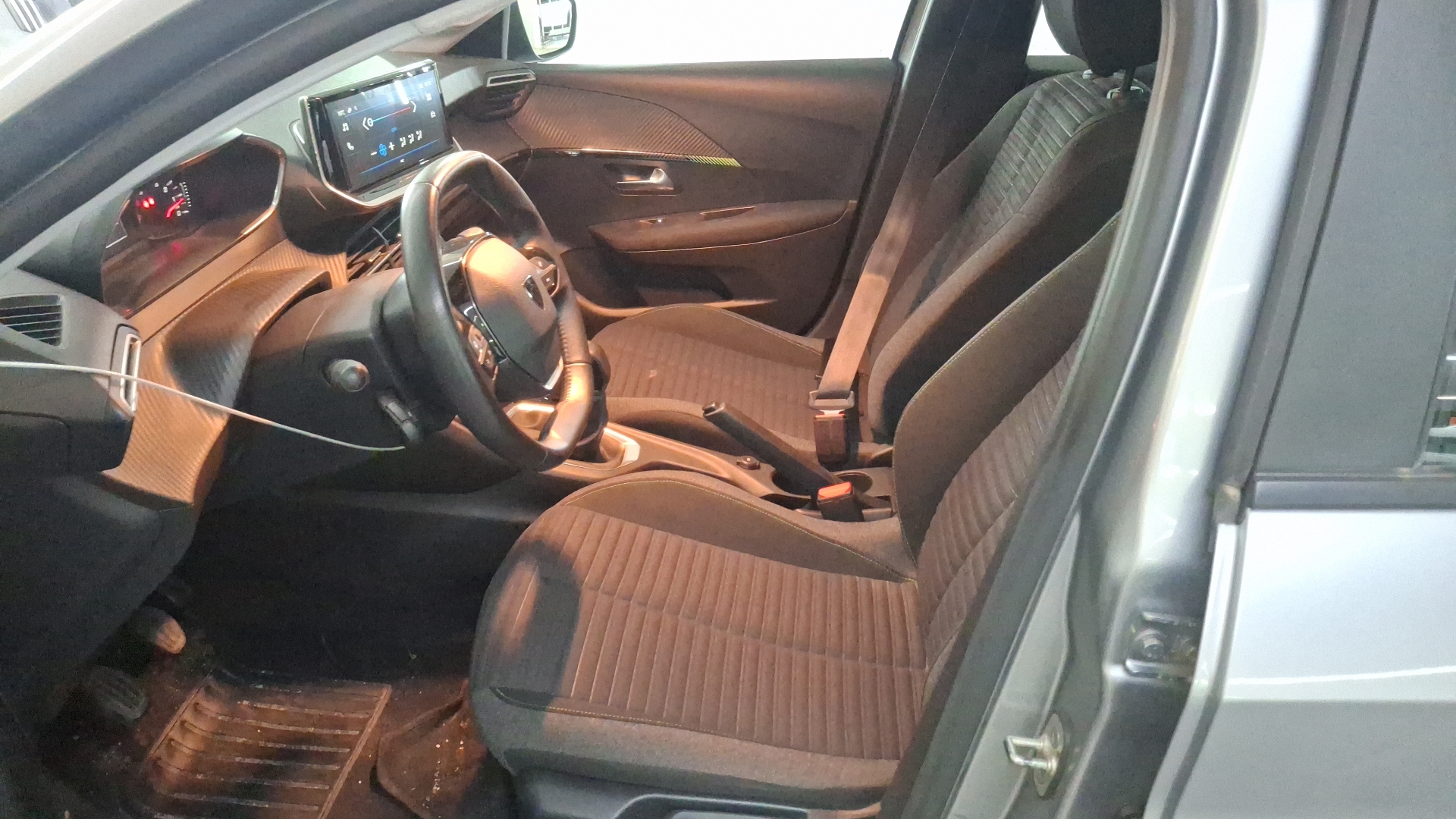Peugeot 208 — foto 12 de 15