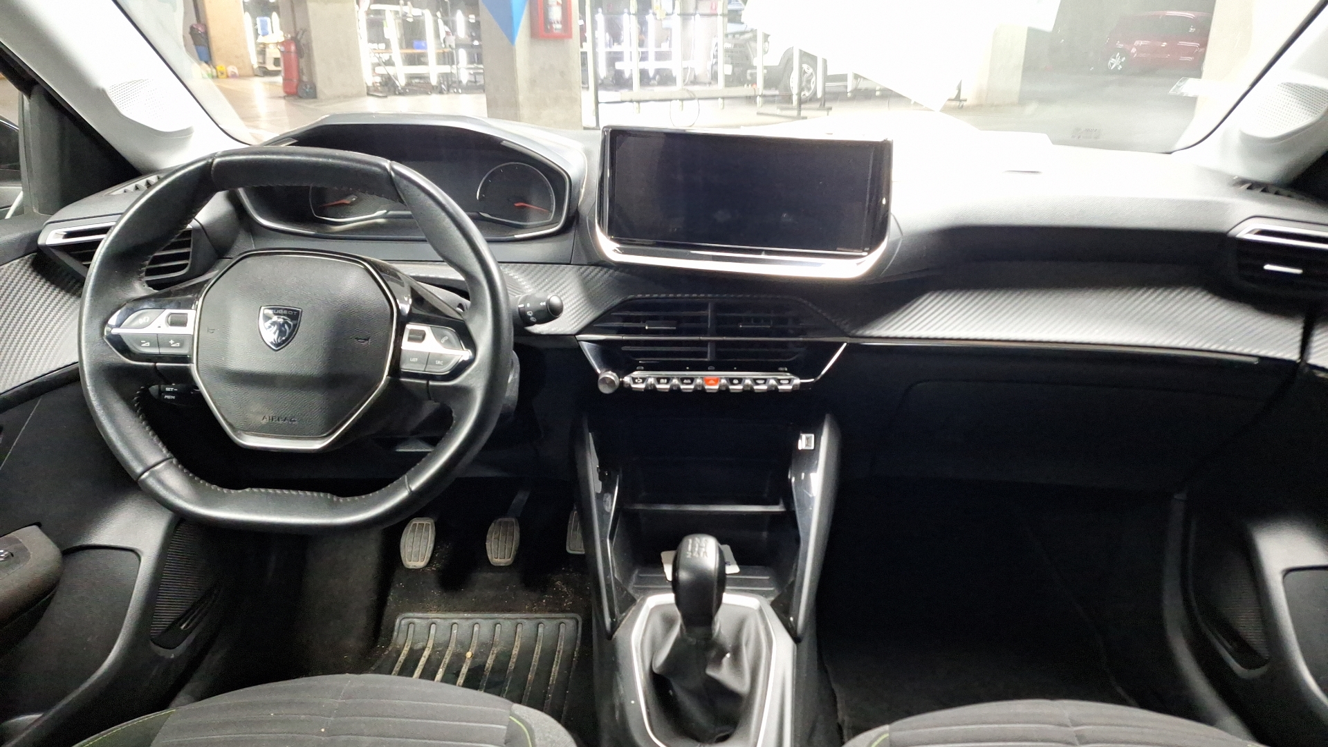 Peugeot 208 — foto 6 de 14