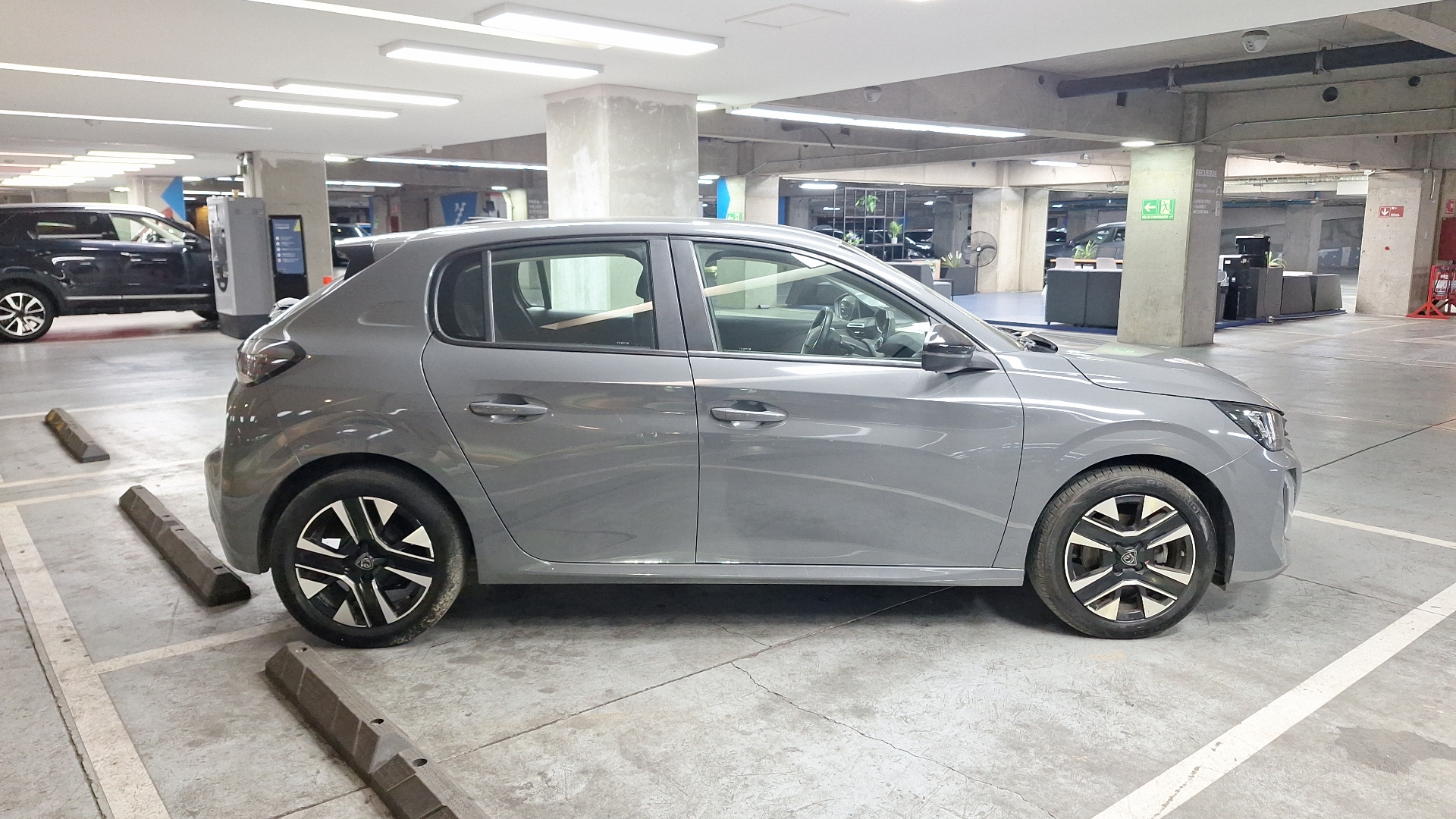 Peugeot 208 — foto 5 de 14