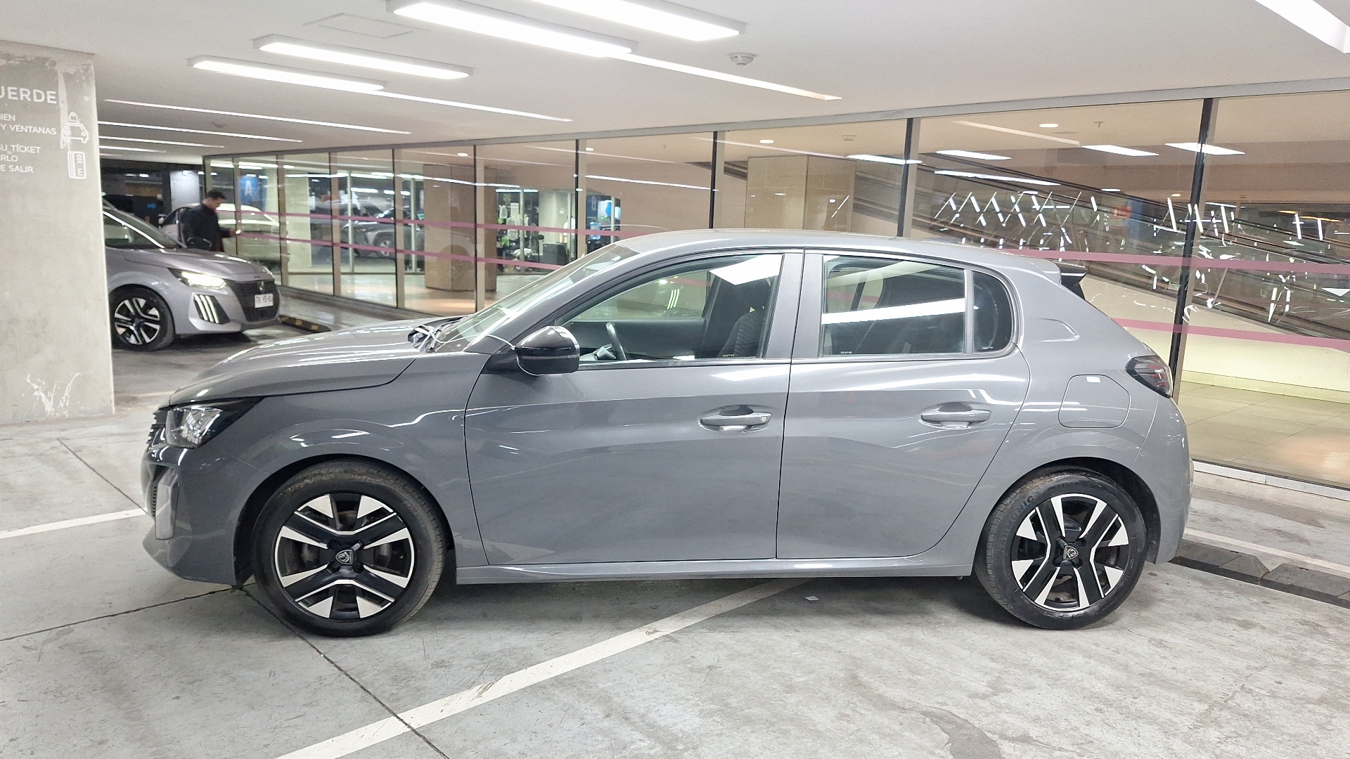 Peugeot 208 — foto 2 de 14