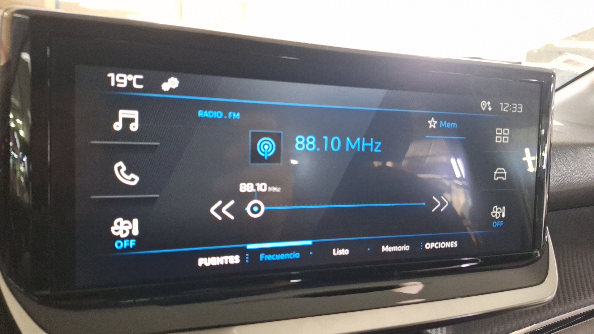 Peugeot 208 — foto 10 de 14
